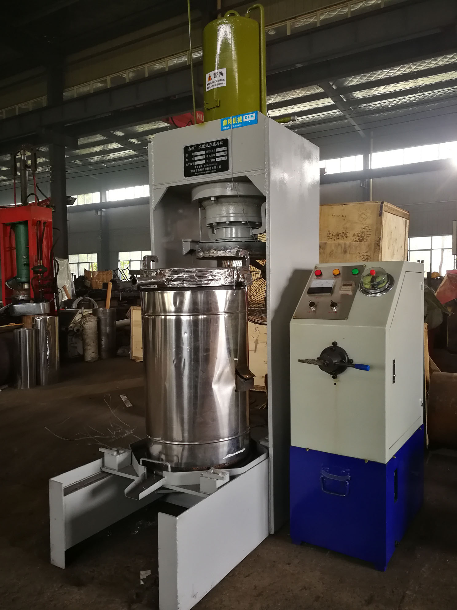 不銹鋼超高壓立式液壓壓榨機(jī)，果汁壓榨機(jī)，果渣壓榨機(jī)，藥材壓榨，油渣處理，白土壓榨